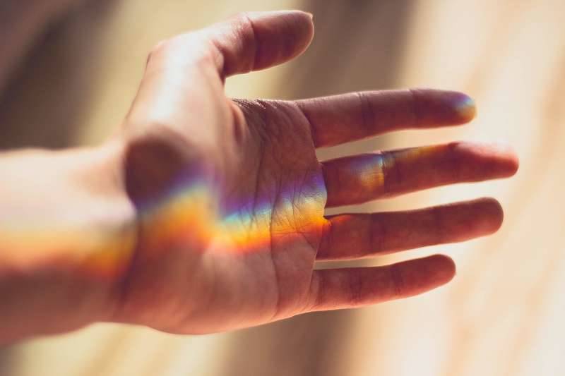 Hand mit Regenbogen Hand mit Regenbogen